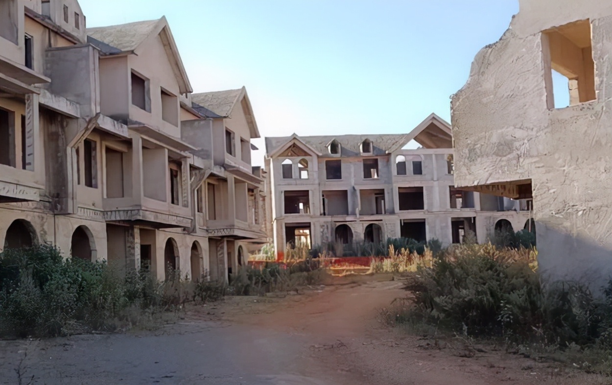 沈阳有一"烂尾别墅群",内有上百座别墅,却至今"烂尾"九年