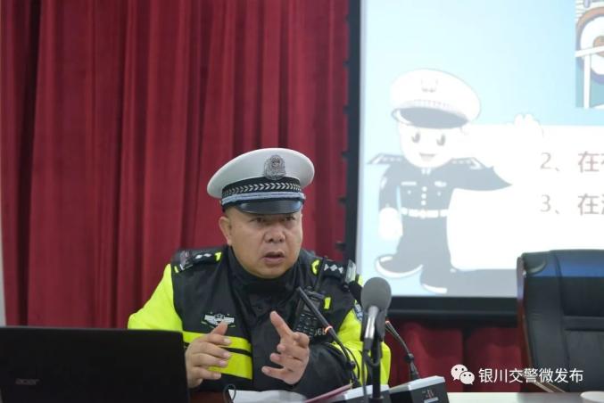 典型就在我身边 杨鸿胜:与群众心连心的交警主持人