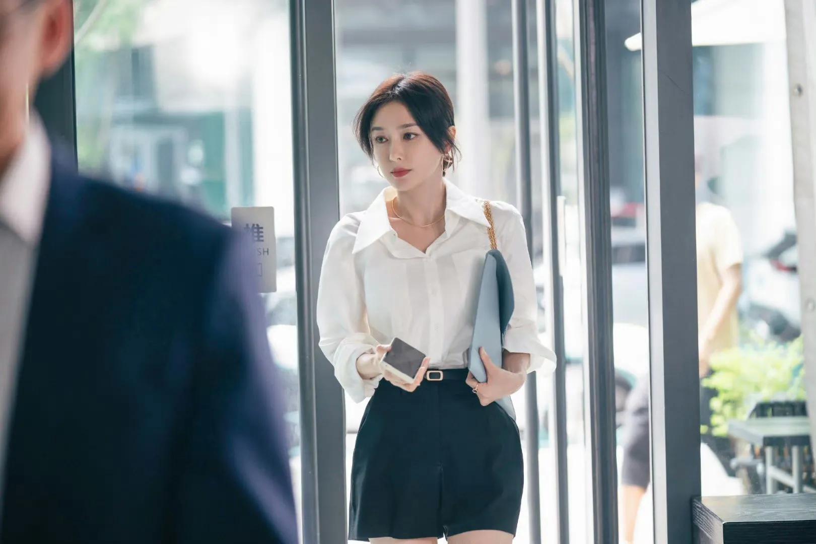 秦岚真的有马甲线!《闪耀的她》里健身完走路姿势真实,不像演的