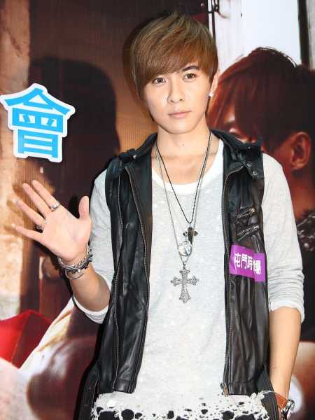 11月17日唐禹哲登上热搜只因他在采访时自曝没有结过婚的他有一个11岁