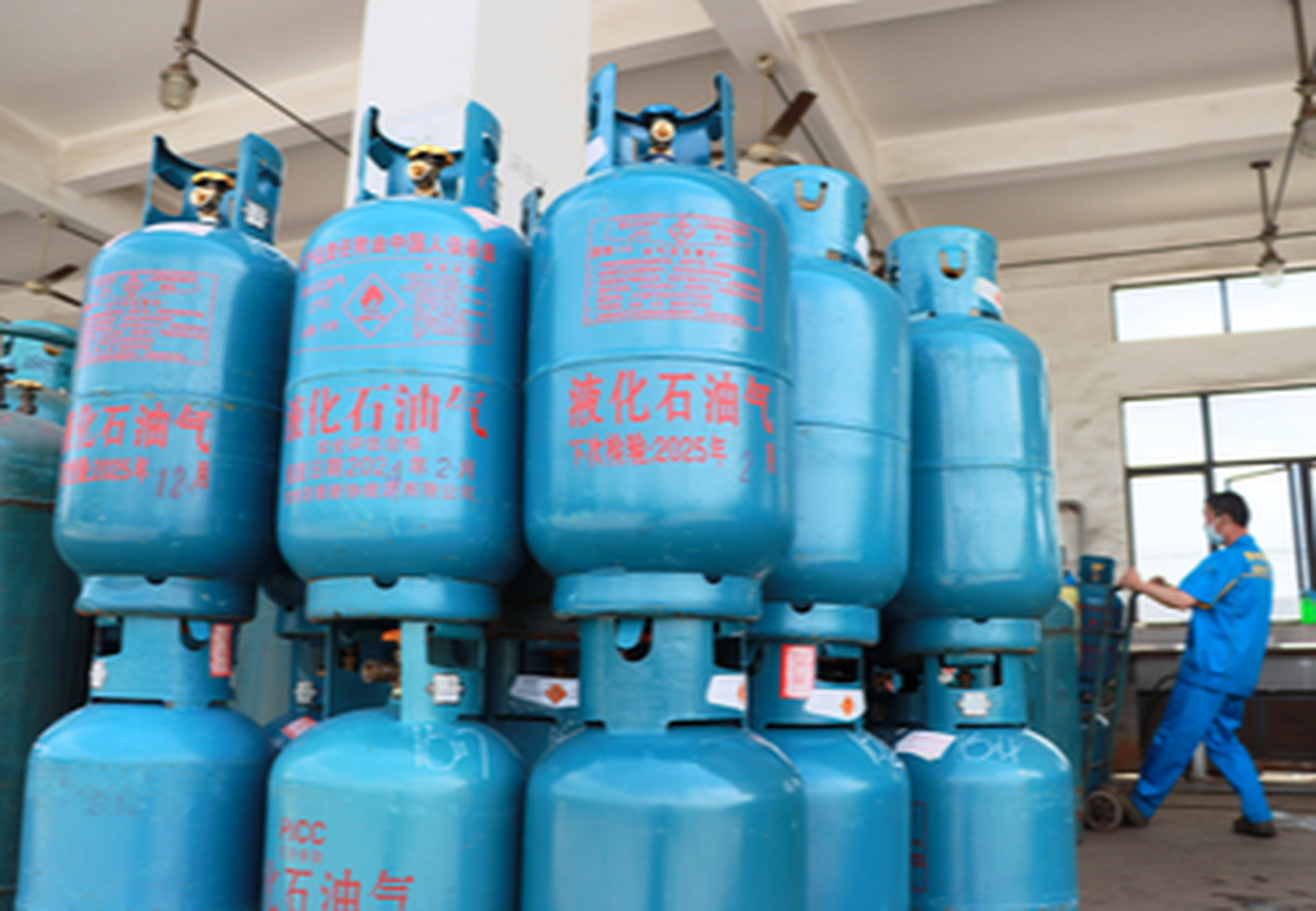 液化气罐爆炸背后:为何不用天然气  近年来,液化气罐爆炸事件频频发生