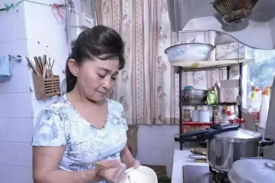 补贴儿子5千生活费,吃3个猕猴桃儿媳妇咳3声,我摔门而去我名叫赵美芳