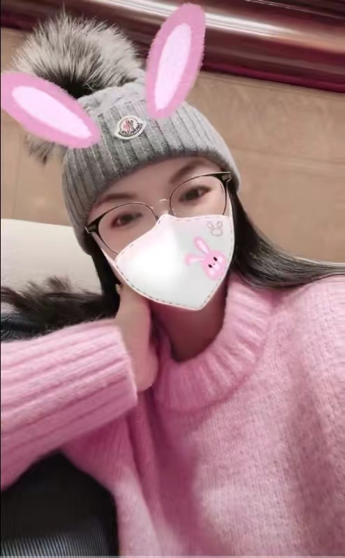 李湘晒自拍疑似被求婚,手上戴超大钻戒吸睛,脸颊消瘦满面春光