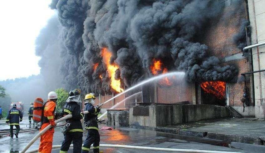 成都一家具厂房发生火灾,无人员伤亡