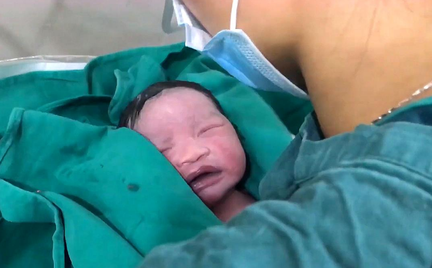 回顾妙龄少女一夜变老20多岁年龄80岁面貌丈夫的行为让人感动