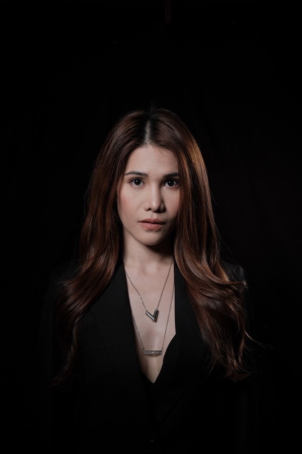 内奈回归发一首歌把一个人全心贴在你身边就像拥抱定时炸弹一样疼