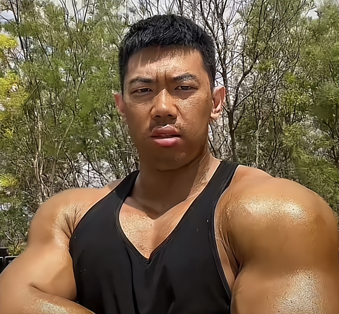 健美网红团体"鹿家门"出现内讧,一个叫泰坦的成员被扫地出门