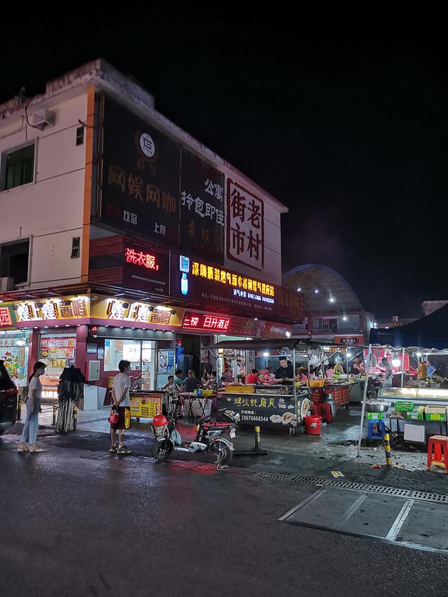 深圳平湖华南城:夜市周边摆满了地摊,小小夜宵摊支撑