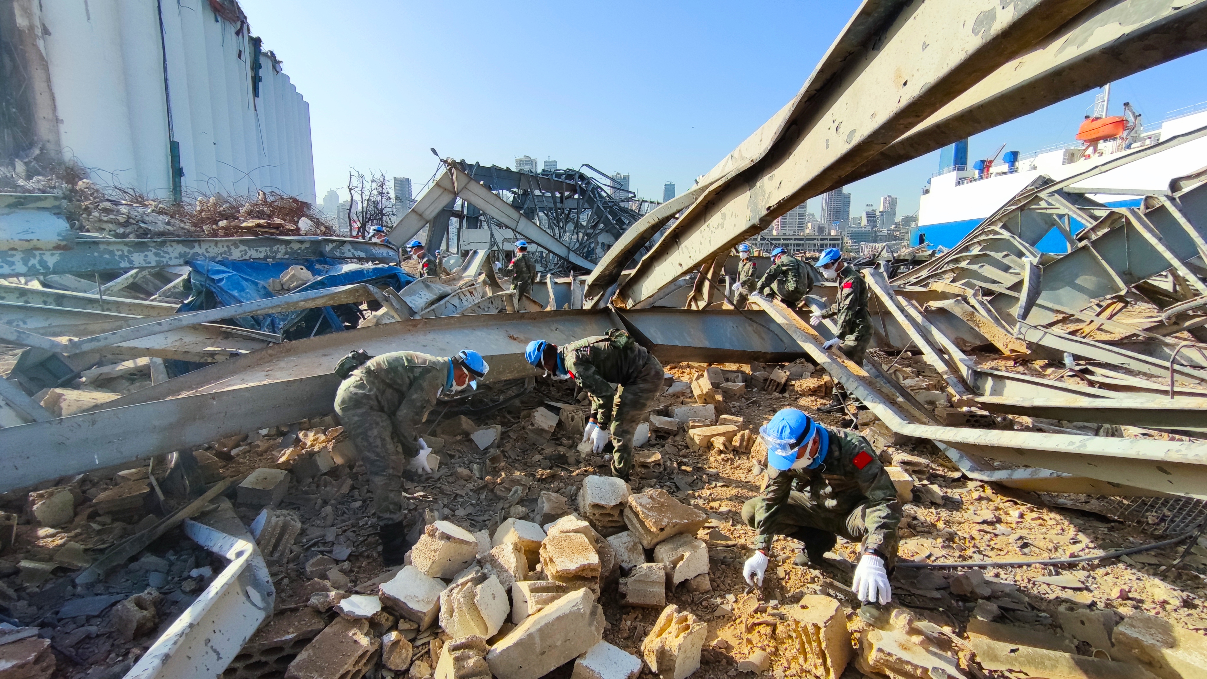 中国维和官兵全面展开贝鲁特灾后重建援助工作