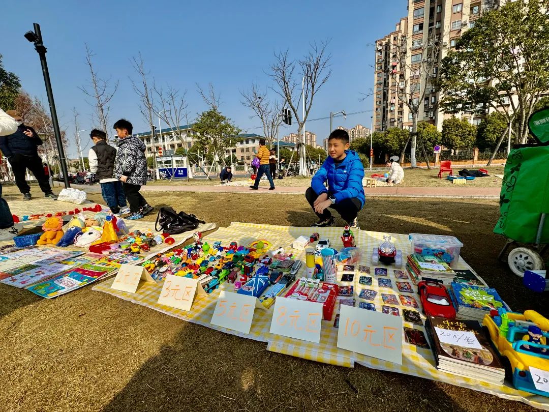 便民服务,跳蚤市场……泗泾镇学雷锋爱心集市人气旺