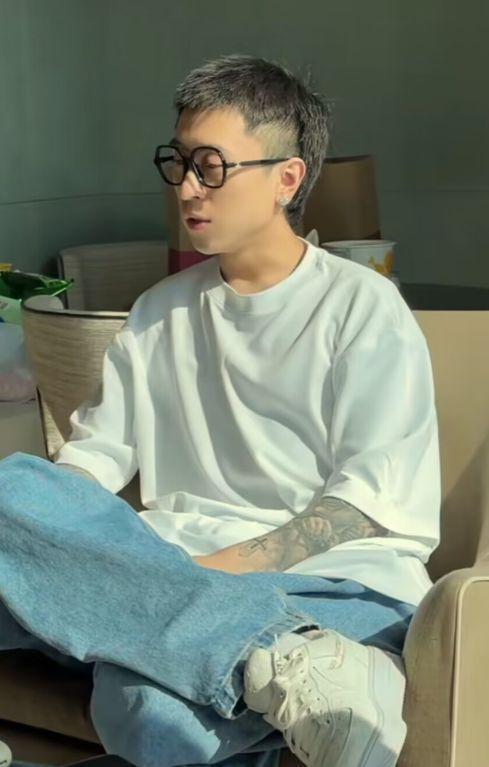 秦奋香港豪宅曝光,跟朋友合影表情冷漠,此前卷入阿娇生子风波