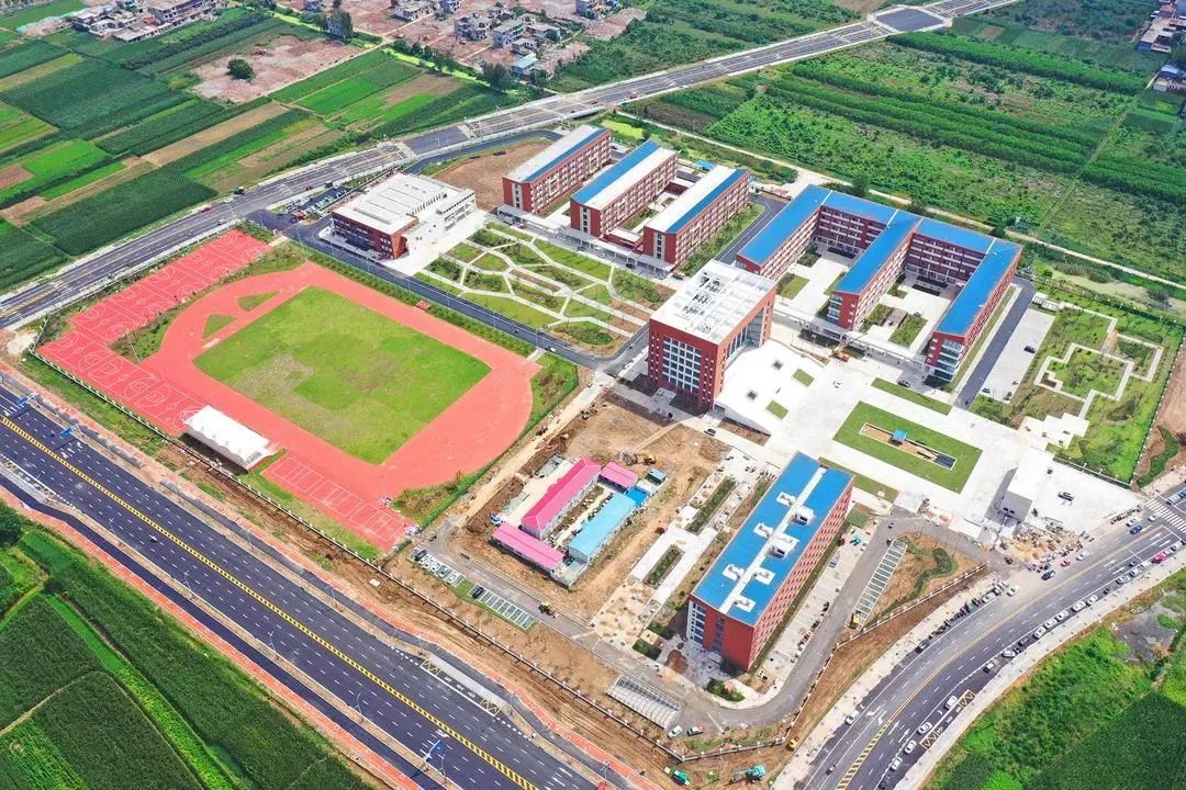 临泉县高铁中学(临泉一中分校)为高级中学,位于高铁新城,主要建设教学