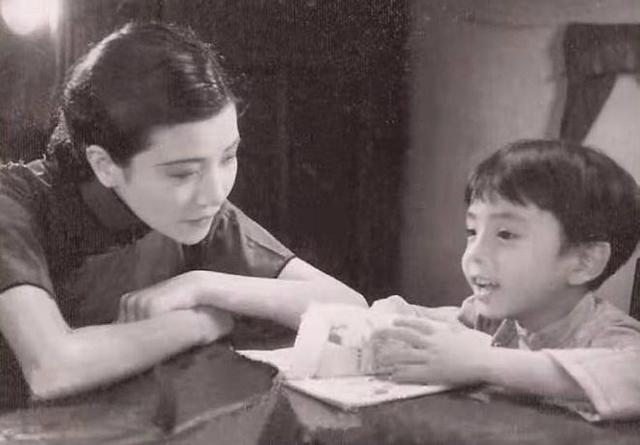 加班至深夜回家妻子不开门,37岁的他在公园静坐良久,投湖自尽