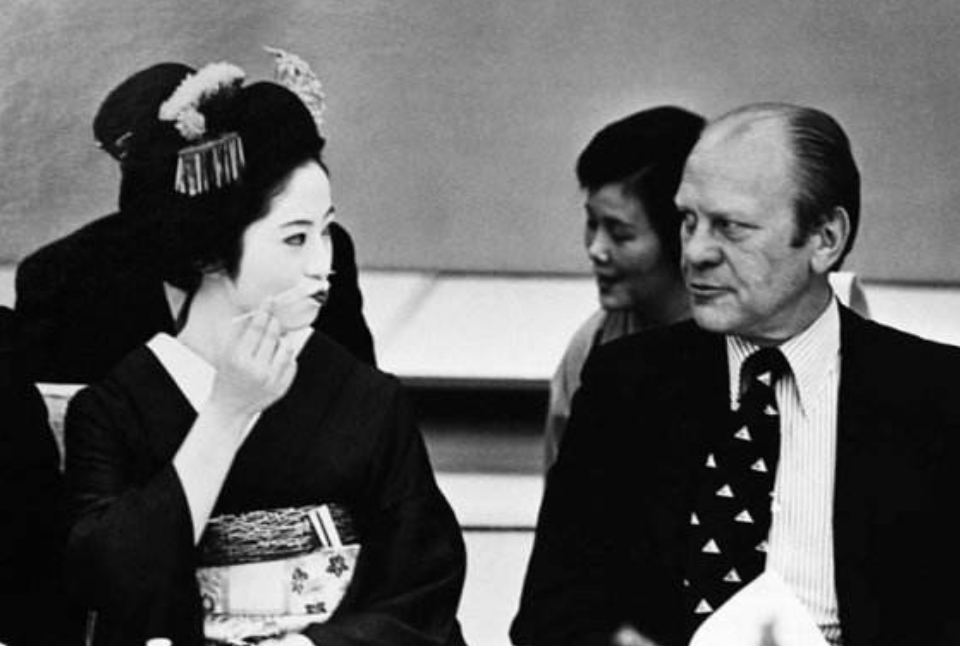 日本花魁岩崎峰子:宴会上遭英国女王嘲讽后,故意靠近侍奉亲王