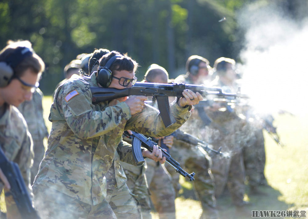 美军特种部队外国武器实弹射击体验课程 中国56式冲锋枪赫然在列