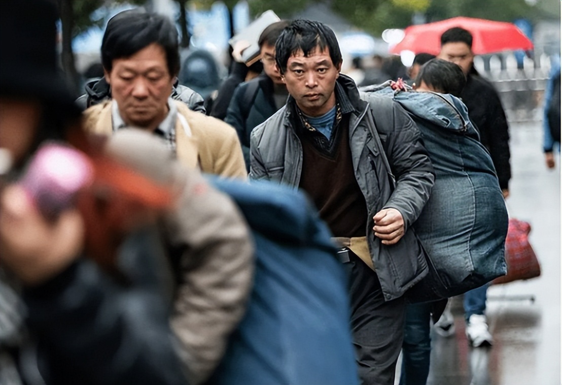 其中之一的表现为:进城务工人员为现阶段主要流动主体,农民工家庭举家