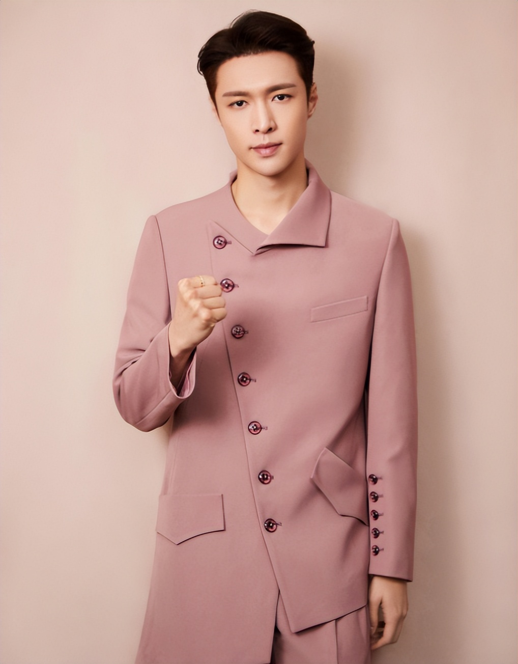 男明星大多数也是"照骗",写真照帅气逼人,一看生图就原形毕露