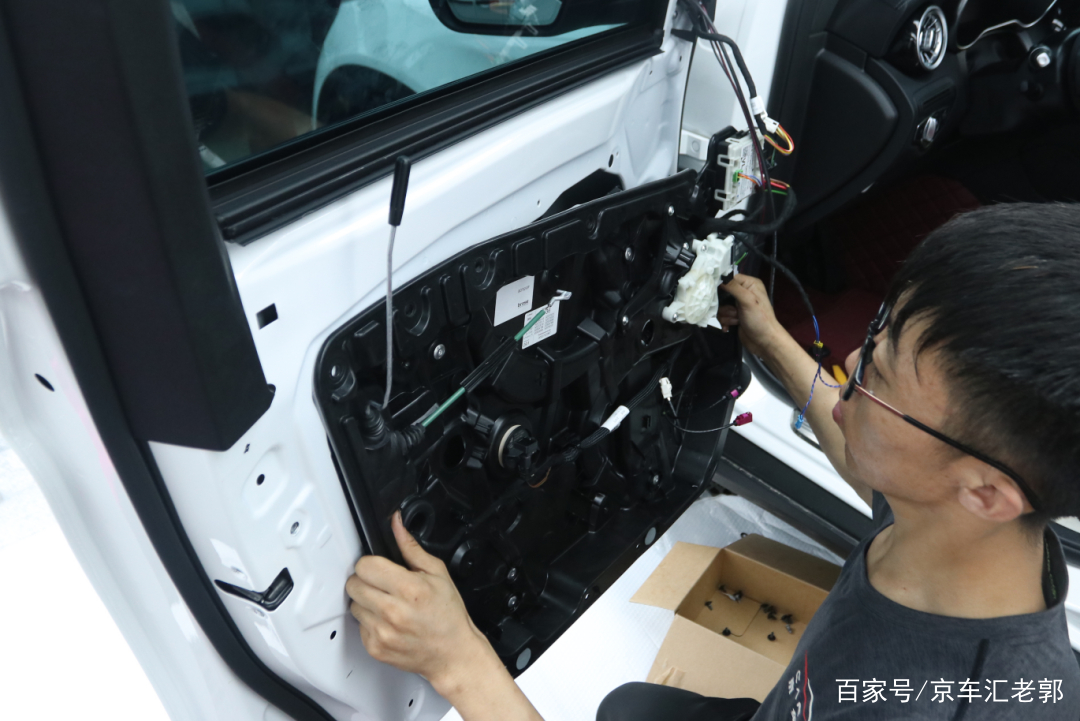 奔驰舒适进入 尾门_奔驰GLC改装 发光出风口 旋转高音