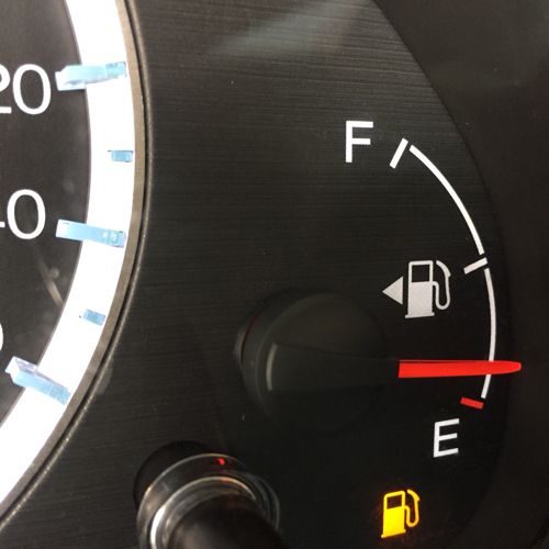 汽车油表灯亮了不及时加油,真的会损伤汽油泵吗?看完你就明白了