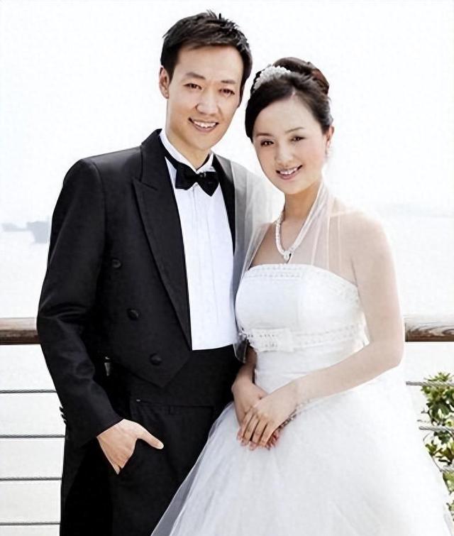 娶同学朱媛媛,恩爱30年零绯闻,没想到他竟有一个"恶习"