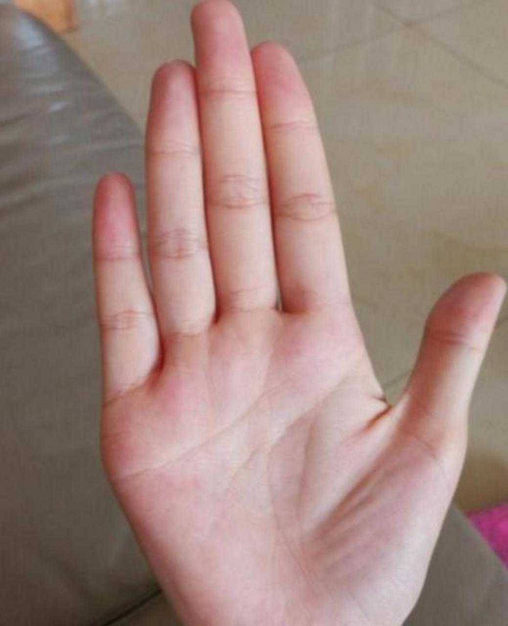 偏财旺盛和偏财不佳的手 木星丘有十字纹,因女性获得偏财,但这不仅仅