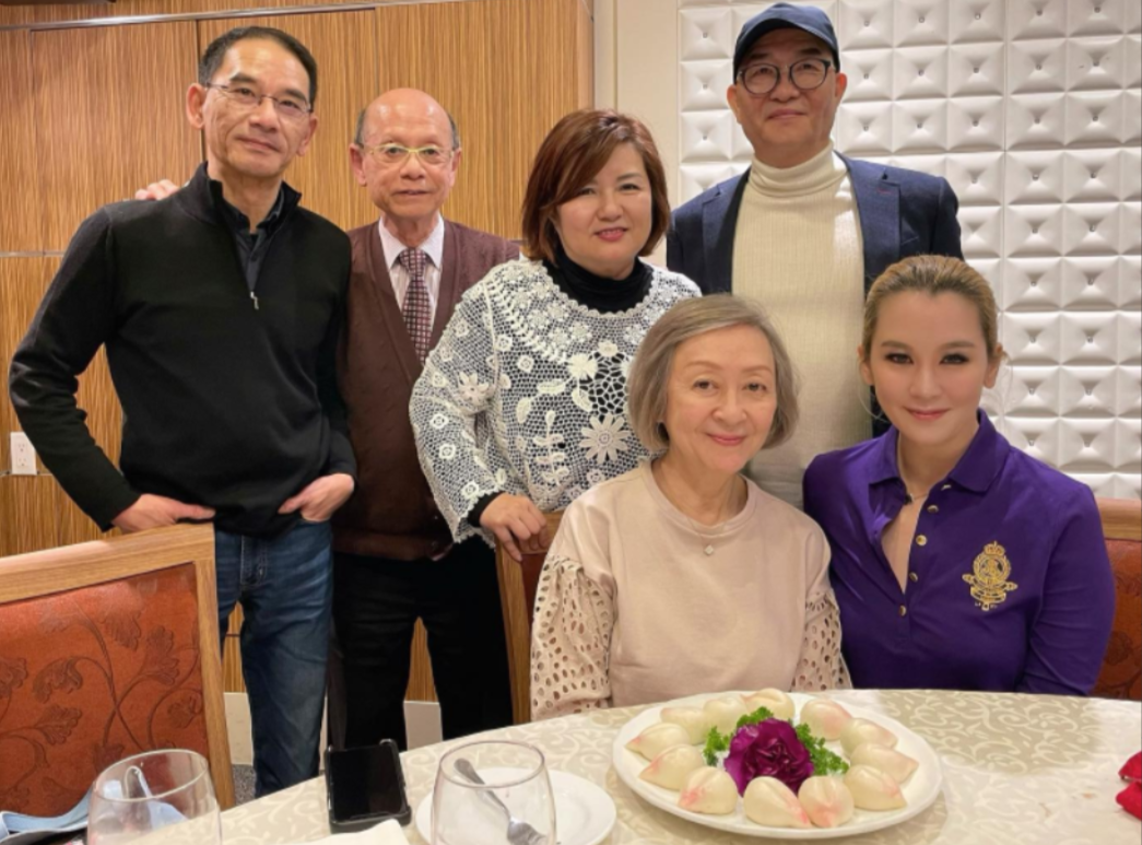 陈冠希妈妈近照,穿着格纹连衣裙抱着两个宠物狗,70岁脸蛋太嫩了