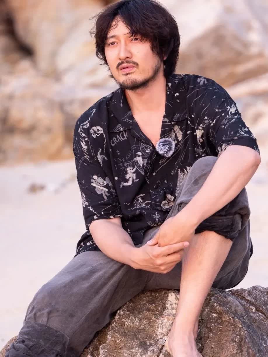 《孤注一掷》中诈骗头子王传君的11套流浪风穿搭