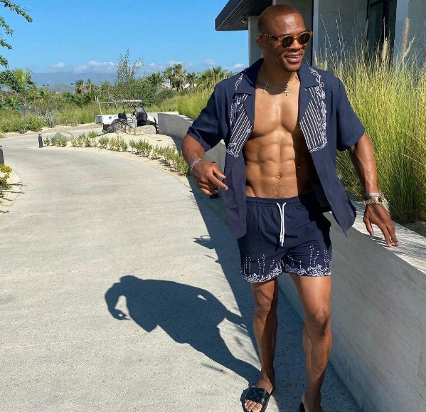 威少的肌肉有多夸张?麒麟臂完胜郭艾伦 腹肌如搓衣板