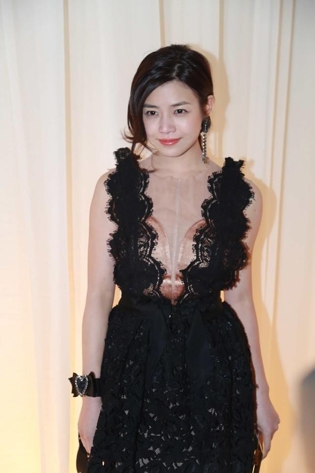 陈妍希也有这么大胆的一面,裸色内搭配蕾丝裙,傲人身材藏不住
