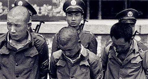 陕西悍匪彭妙计:拐走母亲,卖掉妹妹,1年杀77人,理由令人愤怒
