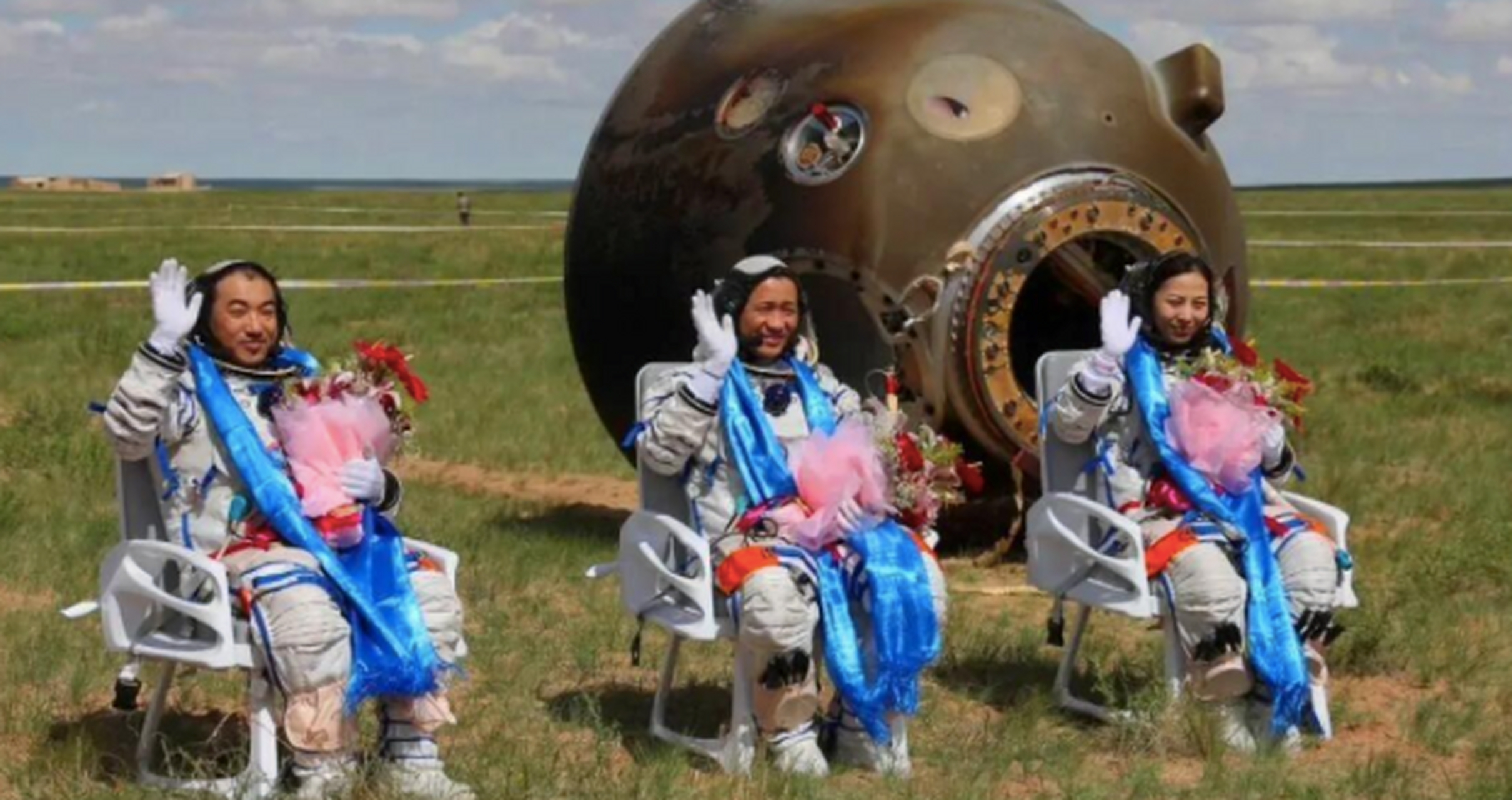 2003年,杨利伟乘坐神舟五号飞船成功返回地球,成为中国首位航天员.