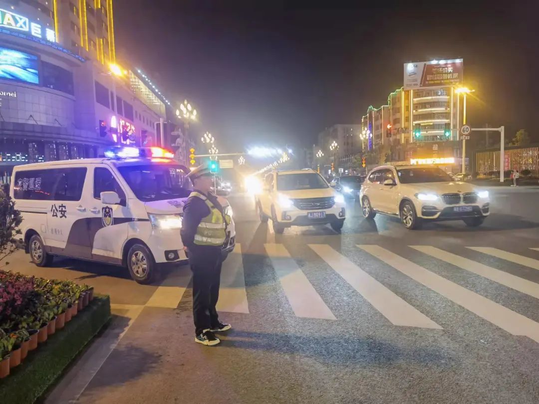 守护万家团圆新春佳节澧县公安忠诚守护澧州万家灯火