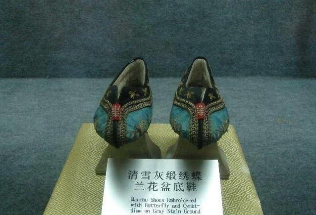 慈禧的鞋比香奈儿还金贵,一只鞋子用500颗珍珠,最贵可达70万两