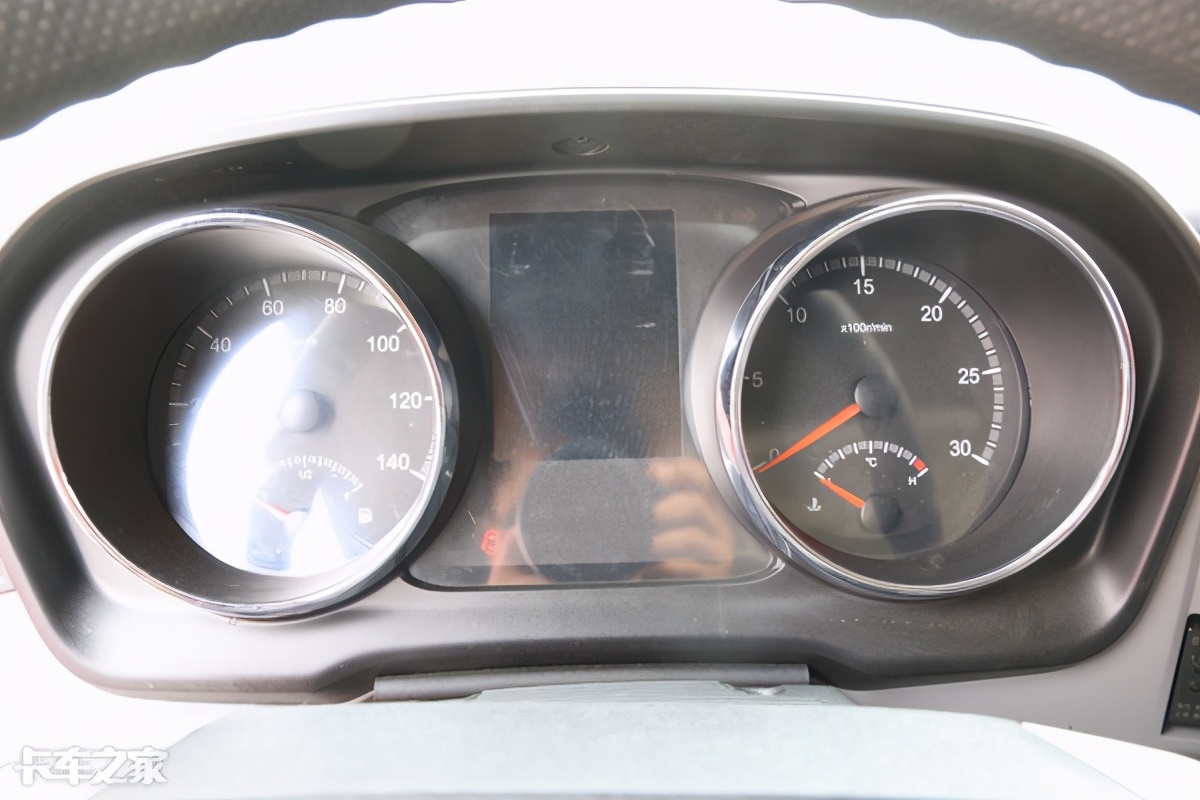 自重仅8.8吨,最大470马力,实拍东风天龙kl国六b燃气车