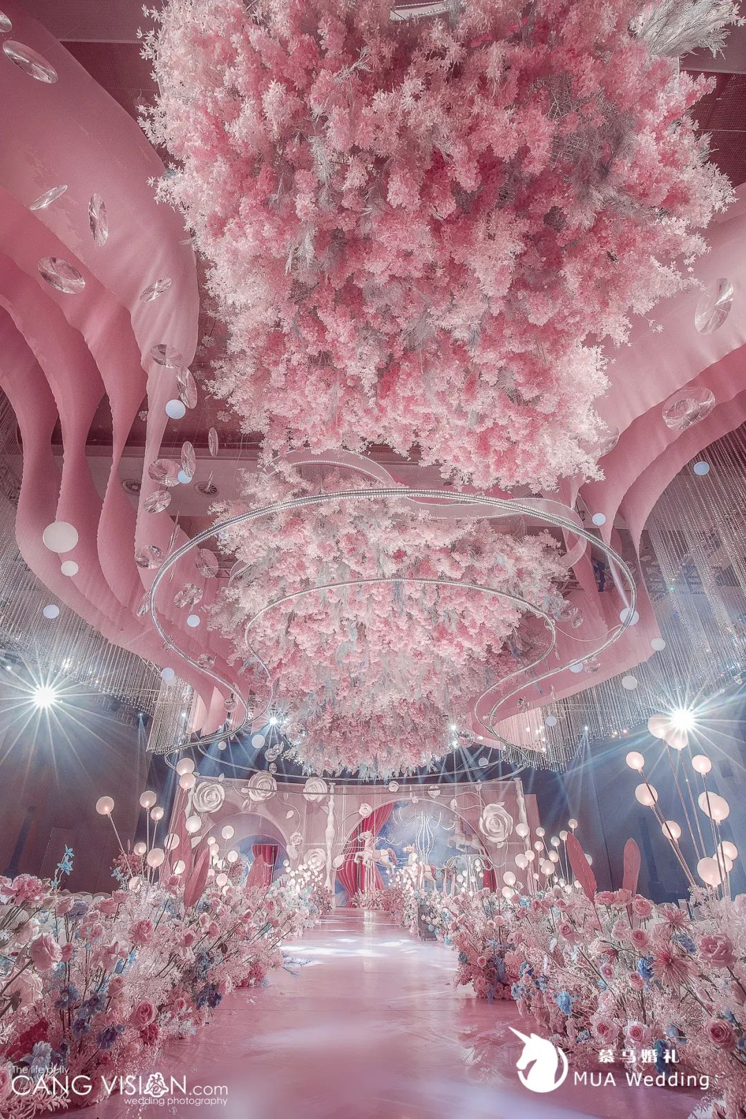 粉蓝色游乐园的快乐,旋转木马的梦幻童年,把爱藏起来的婚礼现场