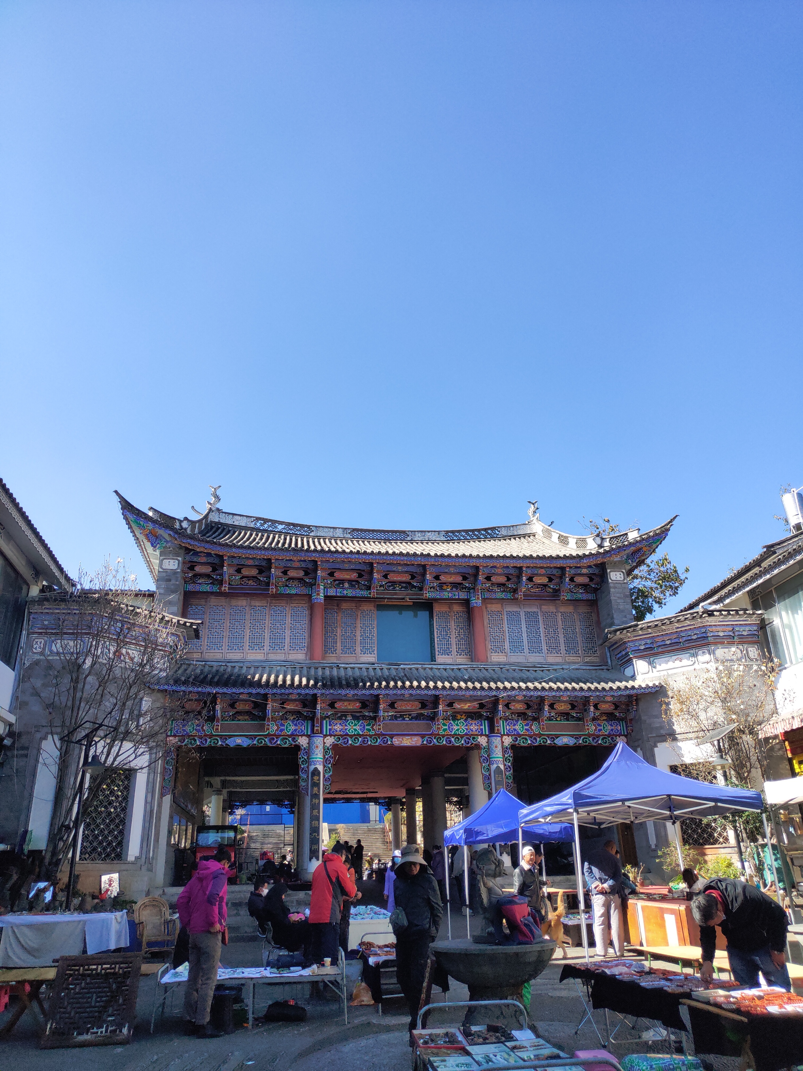 大理古城里藏着世界上唯一的本主武庙,如今已成为古玩市场