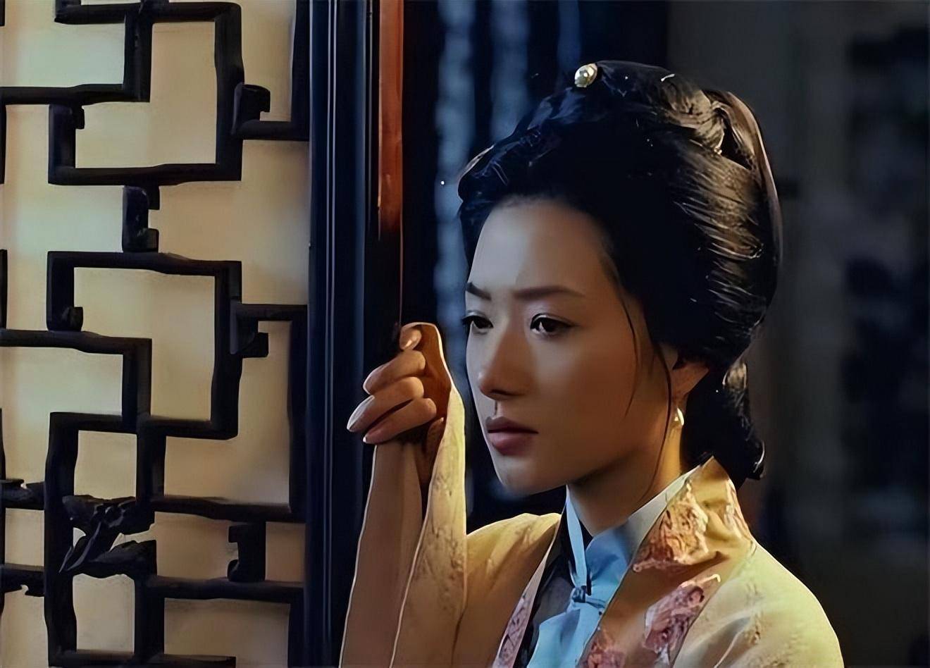 她是最干净的女星,拒绝潜规则被封杀,如今41岁活成这样