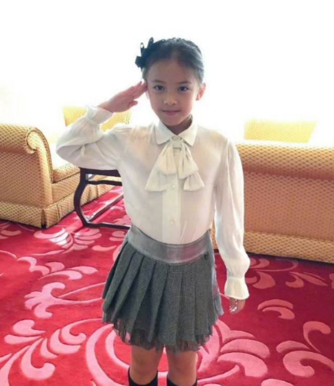 刘涛晒全家福,14岁女儿美貌惊艳似妈妈,8岁儿子阳光帅气像爸爸