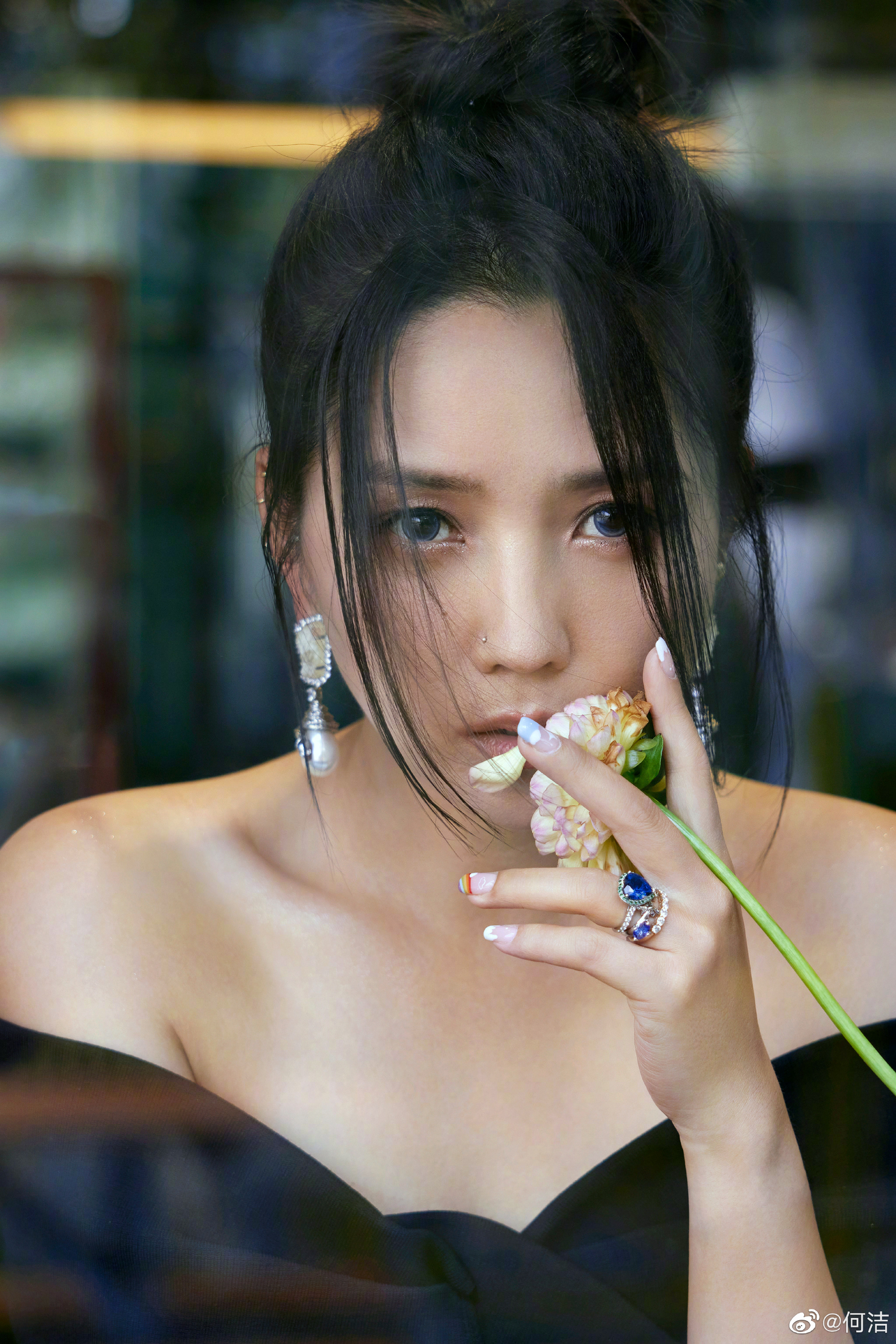 何洁参加活动瘦出锁骨,红毯生图又瘦又美,晒写真笑言只修了一点