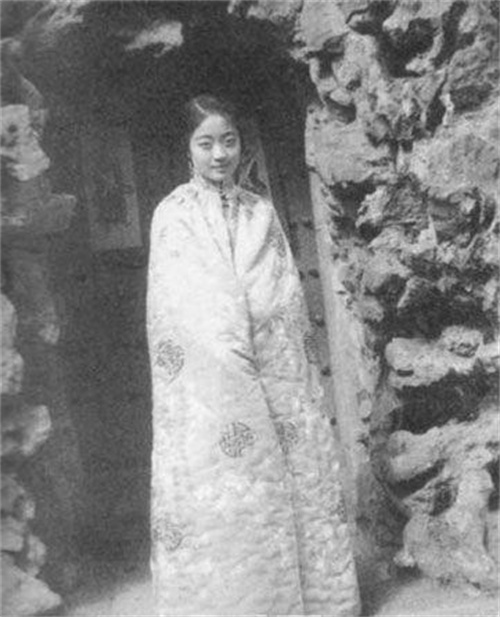 皇后婉容:堪比绝代佳人,死后遗体被扔水沟,手里还紧握一样东西