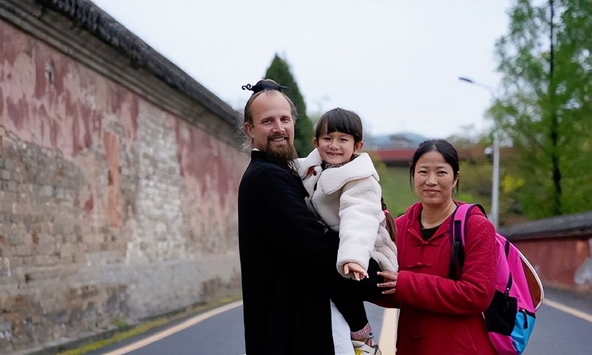 90后美国小伙扎根武当山习武12年,成武当三丰派十六代武术传人!