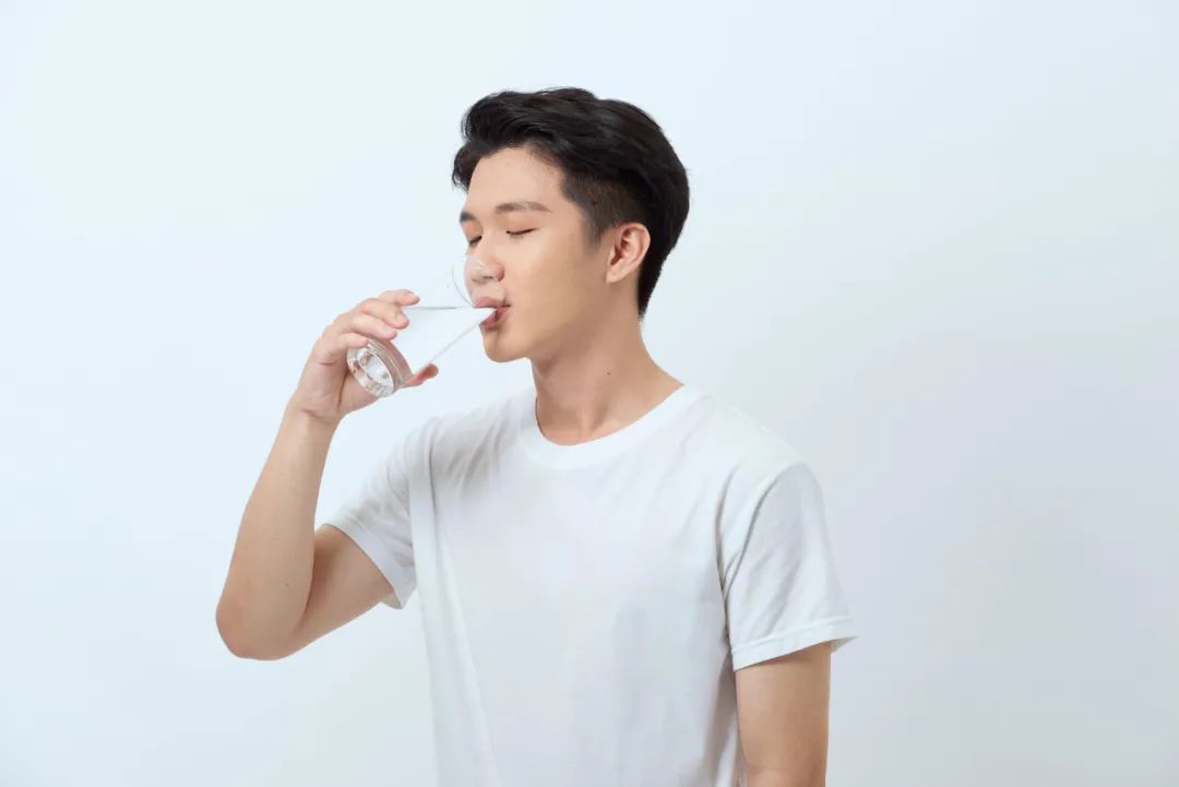 每天多喝水,到底是养肾还是伤肾?不想毁了肾,避开3个喝水习惯