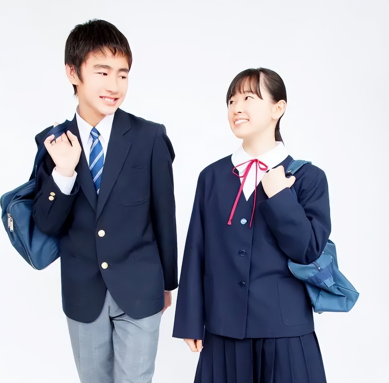 2万!东莞一民办中学上热搜,啥校服这么值钱?