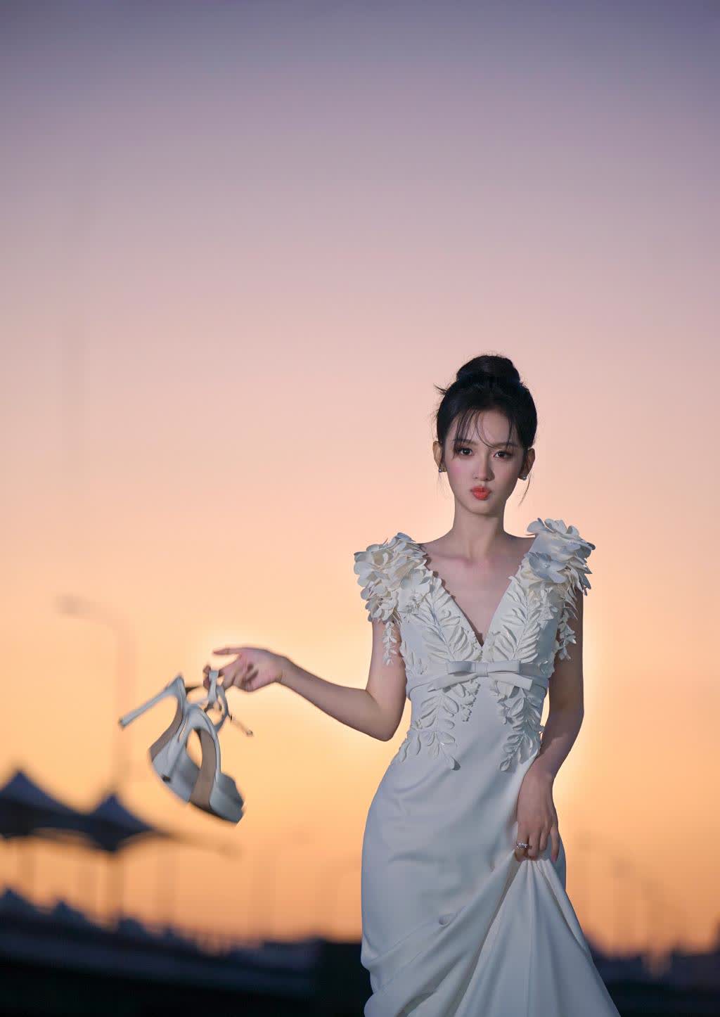 红地毯!蒋勤勤的风格发生了翻天覆地的变化