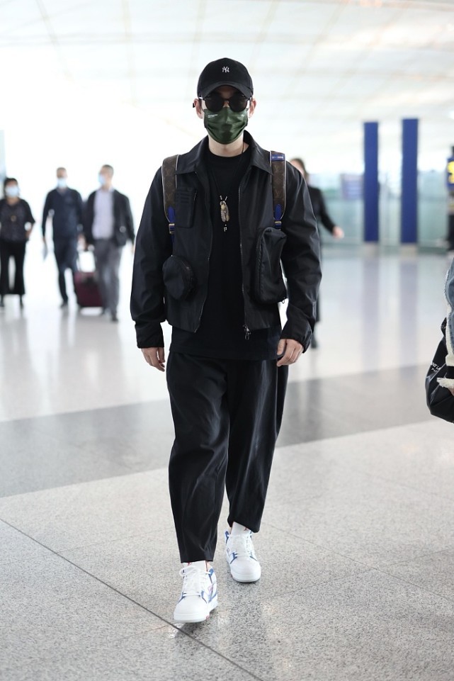 朱一龙瘦得有点过分了,头肩比例看着都不对了,好在衣品挺好的