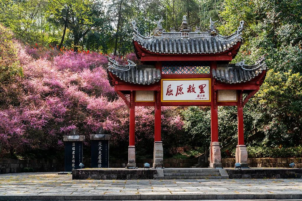 从万里长江冲开三峡奔入广袤的原野,到汉江与清江划着碧绿弧光汇入