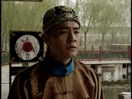 李光洁在剧组的众人排队打饭时,弯腰帮助"慈禧"吃饭,以便体验当年光绪