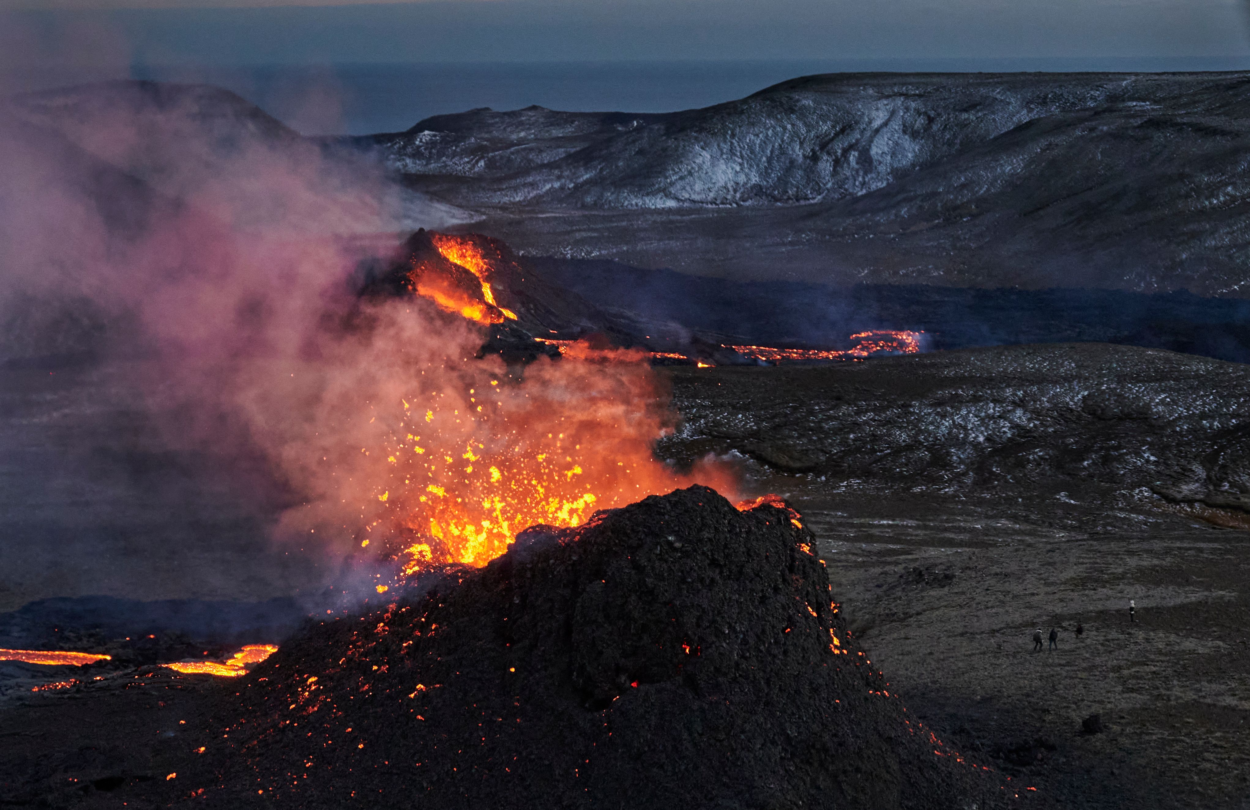 冰岛火山持续喷发