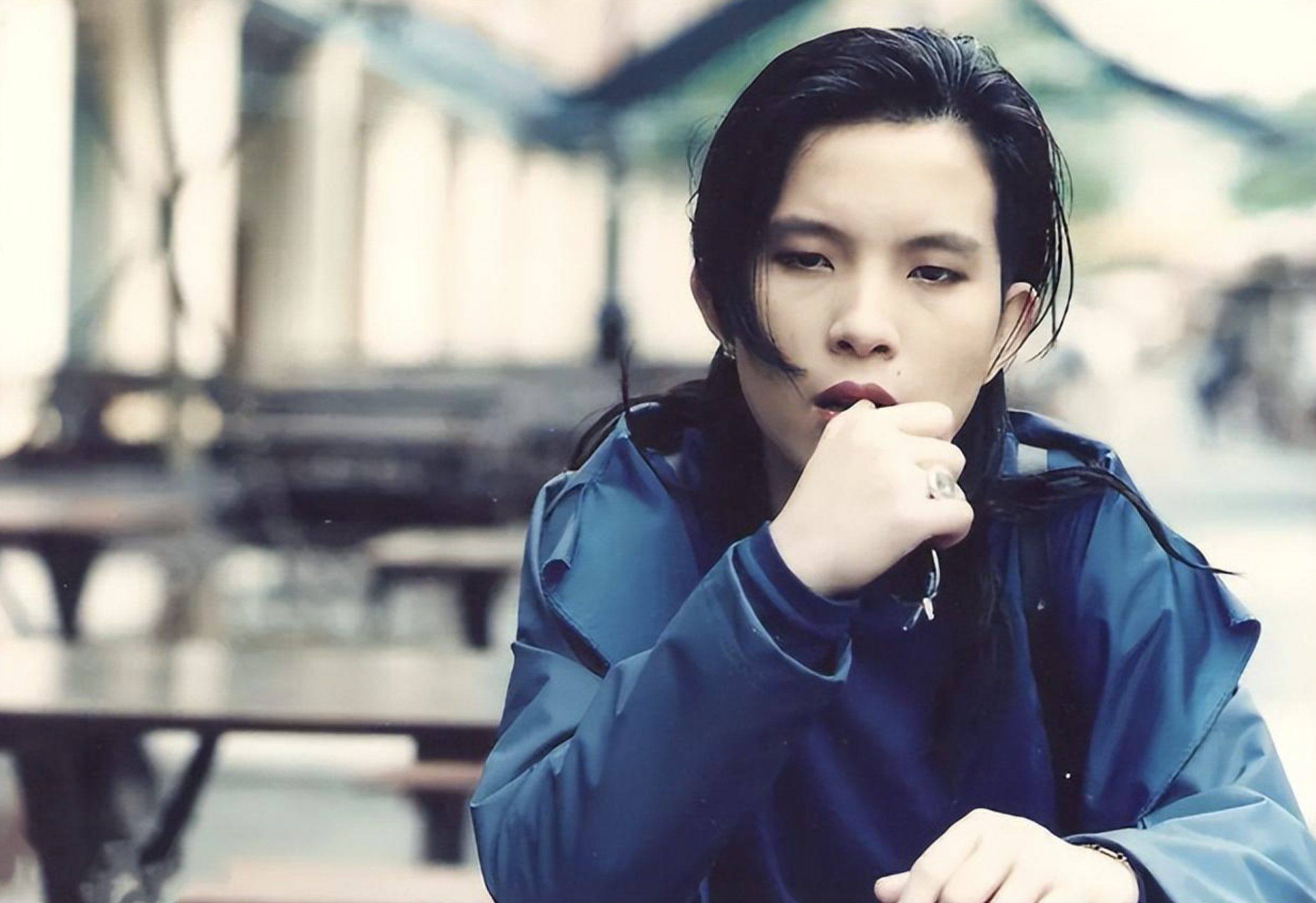 歌手潘美辰晒搞怪照,满脸胡茬认不出,52岁至今单身