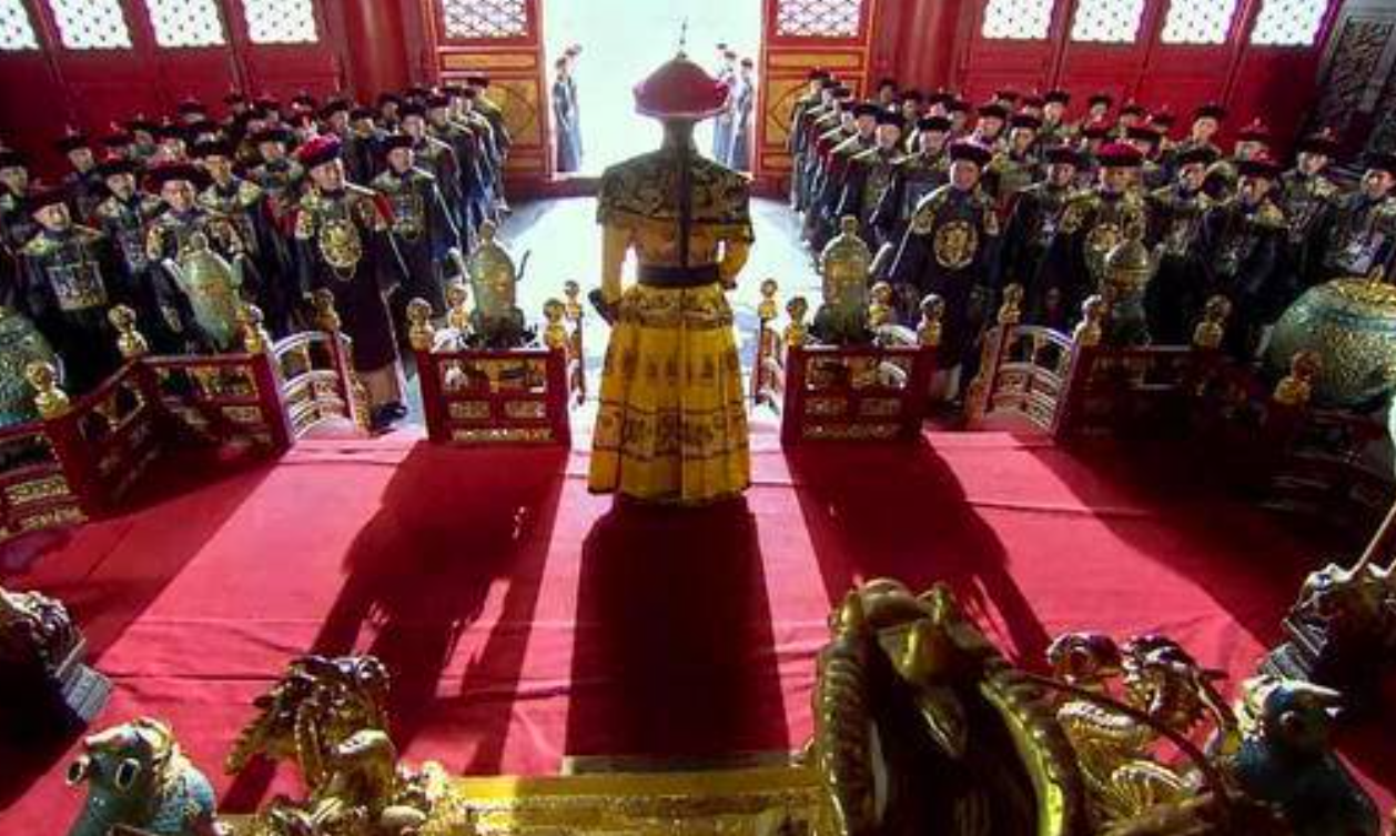 乾隆才死,一老头颤巍巍的出现在朝廷,和珅面如土色:我也要死了